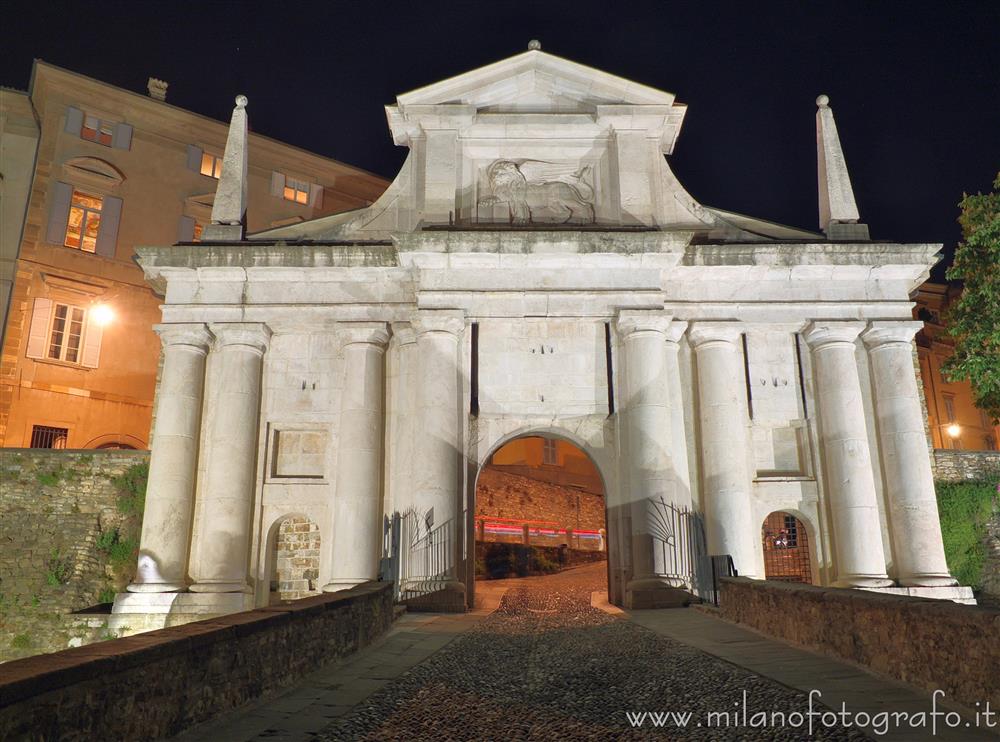 Bergamo - Porta San Giacomo in notturna